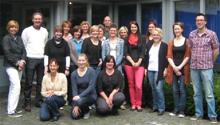 Dr. Andreas Schick (2. v. links) und Carlos Tomé vom Kreisjugendamt (1. v. rechts) im Kreise der neuen „Faustlos-Trainer/-innen“.